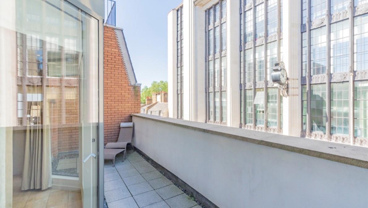 Flat Young Street in Greater London