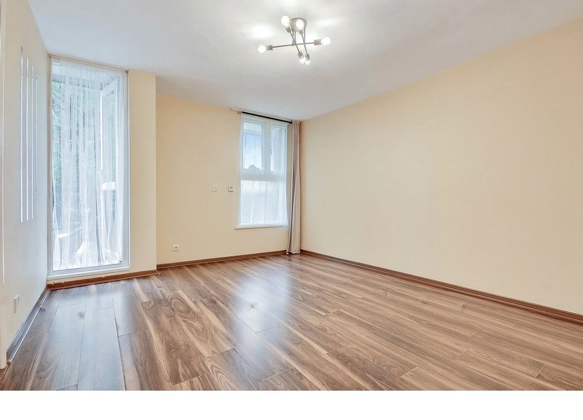 Flat Midwood Close in Greater London