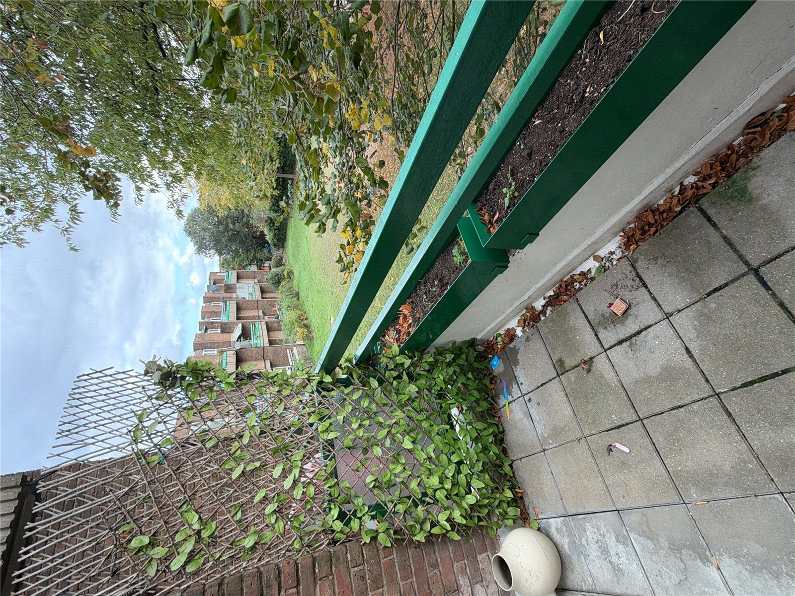 Flat Midwood Close in Greater London