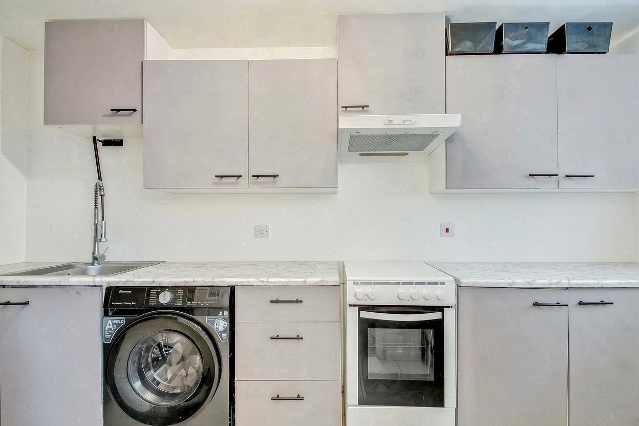 Flat Midwood Close in Greater London