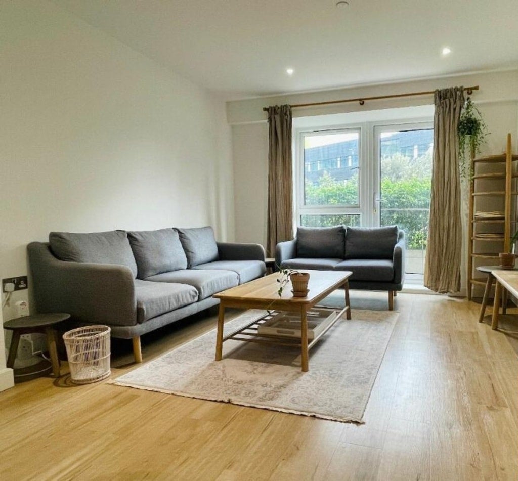 Flat Caversham Road in Greater London