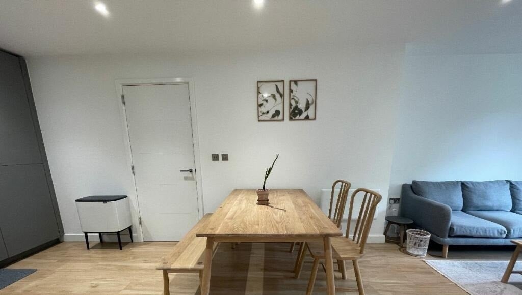 Flat Caversham Road in Greater London