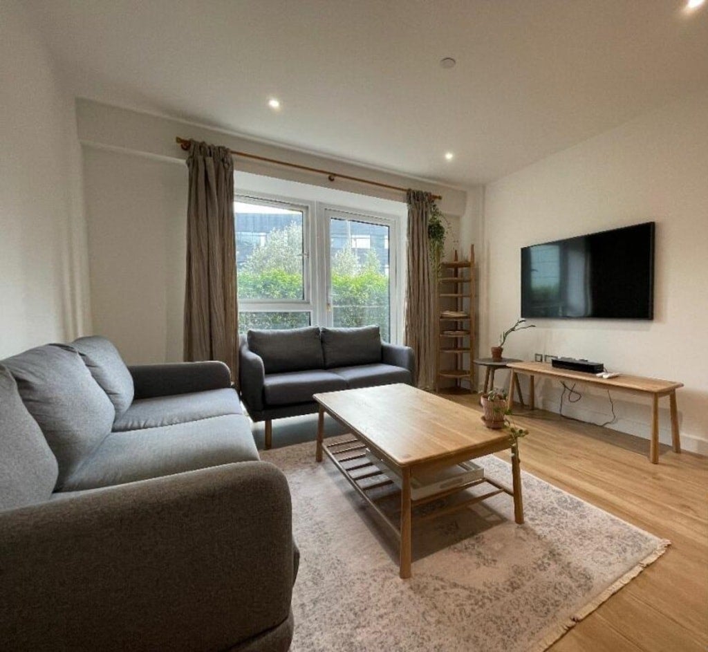 Flat Caversham Road in Greater London