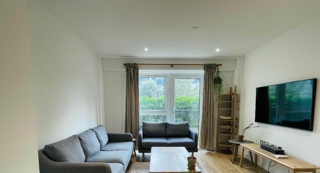 Flat Caversham Road in Greater London