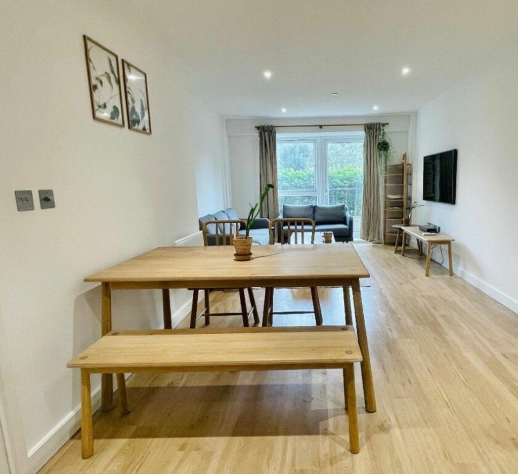 Flat Caversham Road in Greater London