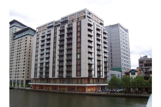 Flat Marsh Wall in Greater London
