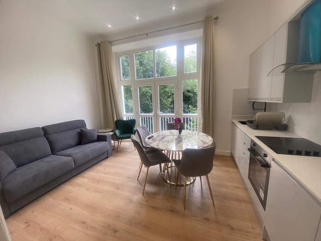 Flat Holland Road in Greater London