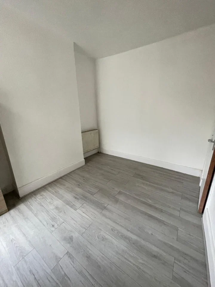 Flat Colchester Avenue in Greater London