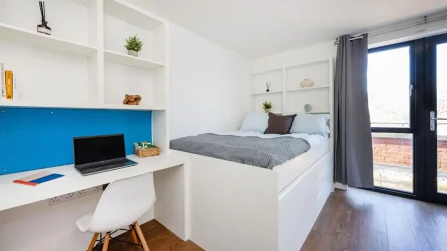 Flat Colston Avenue in Bristol