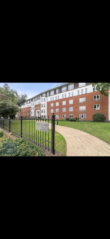 Flat Hillcrest Road in Greater London