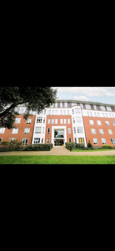Flat Hillcrest Road in Greater London