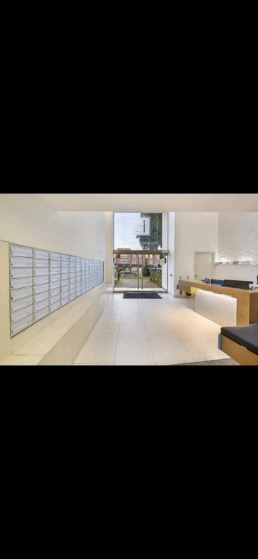 Flat Hillcrest Road in Greater London