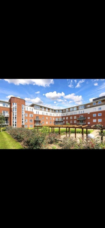 Flat Hillcrest Road in Greater London
