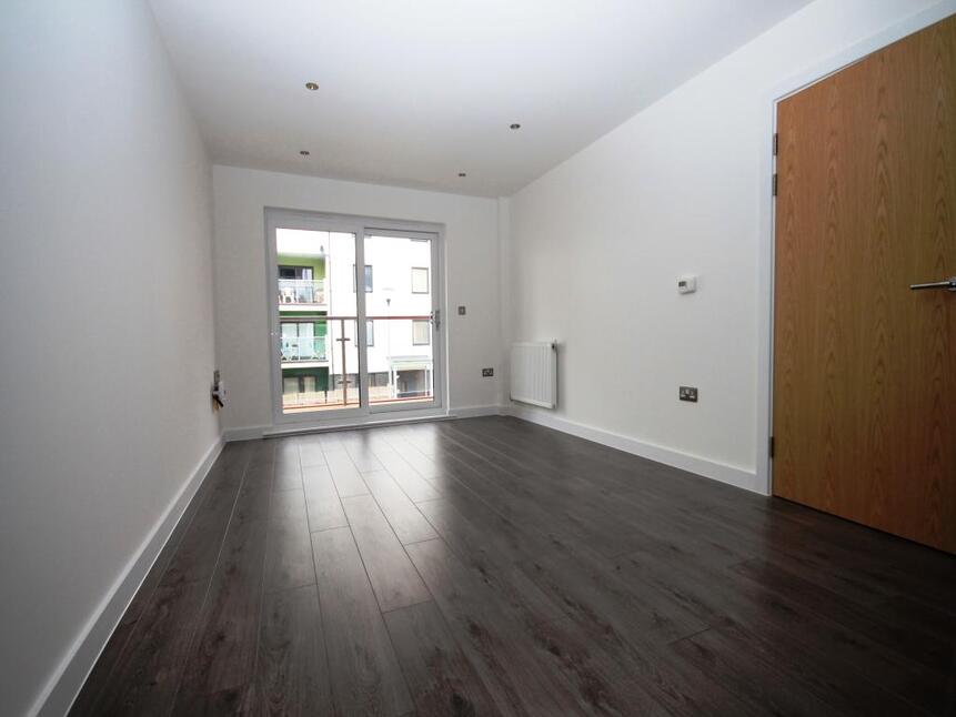 Flat Bournerbook Grove in Greater London
