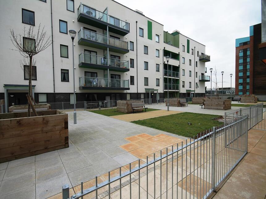 Flat Bournerbook Grove in Greater London