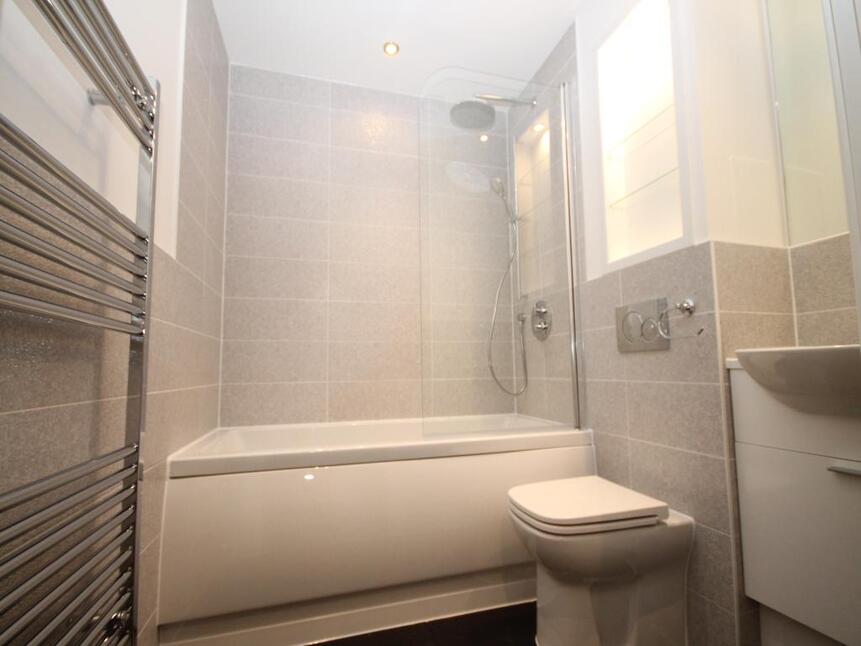 Flat Bournerbook Grove in Greater London