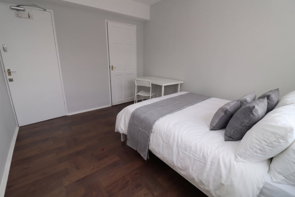 Room Globe Road in Greater London