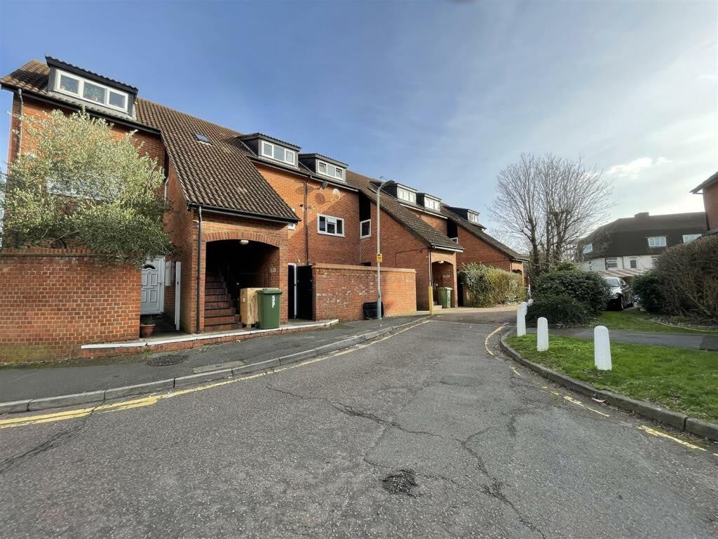 Flat Penrith Close in Greater London