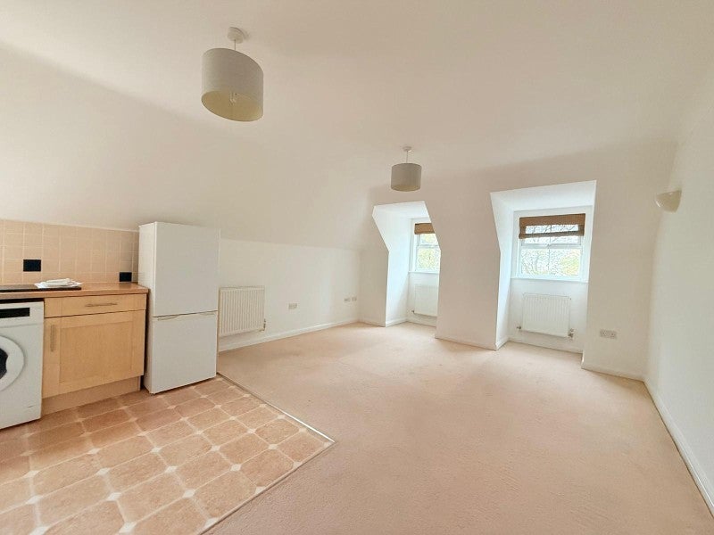 Flat Farnborough Road in Rushmoor