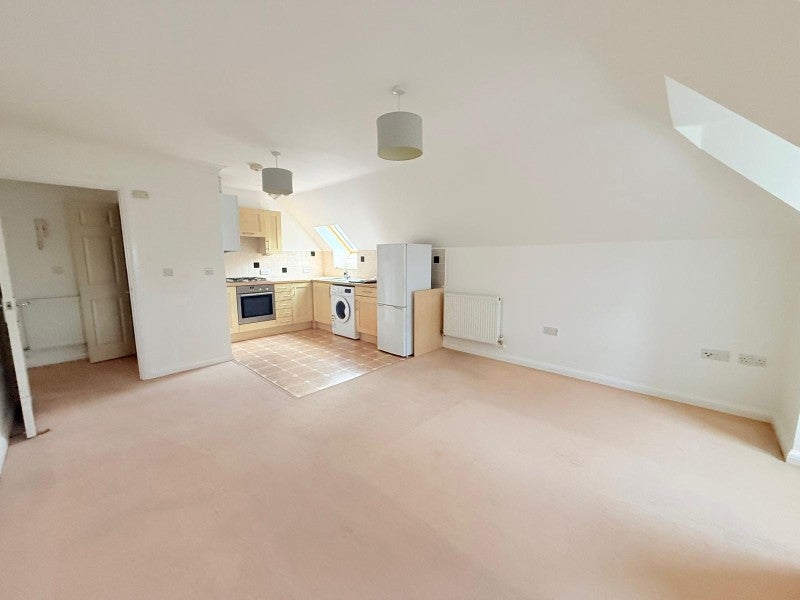 Flat Farnborough Road in Rushmoor
