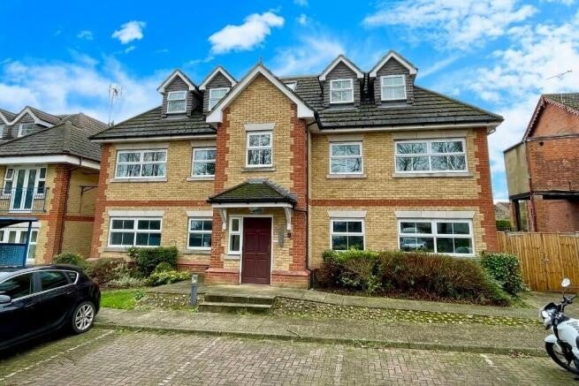 Flat Farnborough Road in Rushmoor