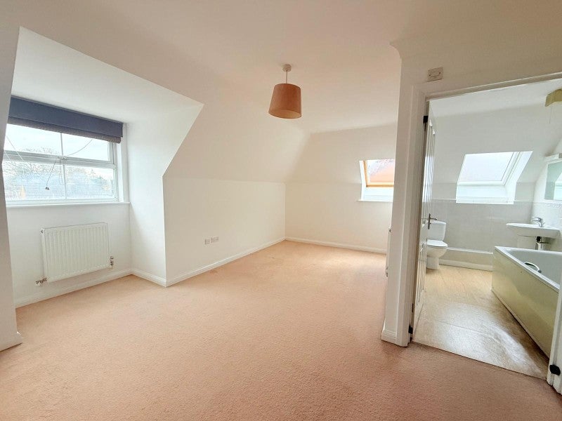Flat Farnborough Road in Rushmoor