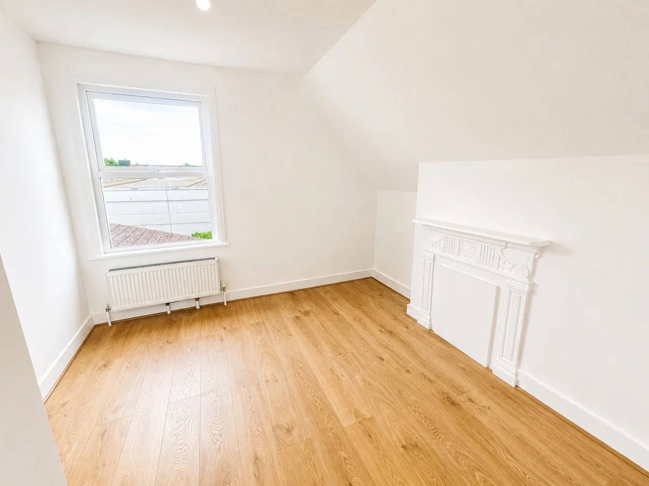 Flat Hermitage Road in Greater London