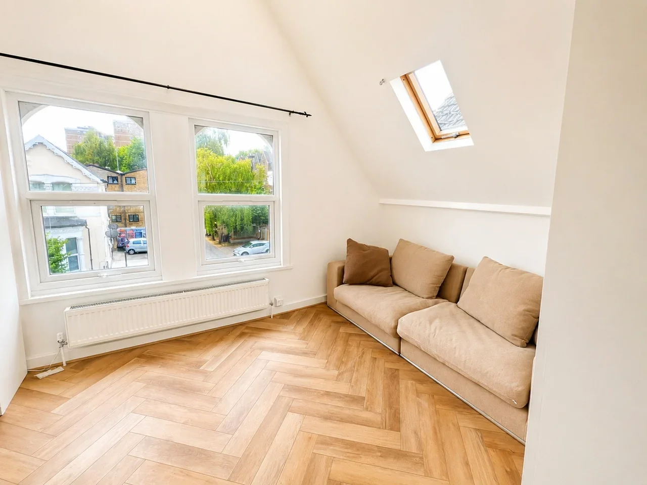 Flat Hermitage Road in Greater London