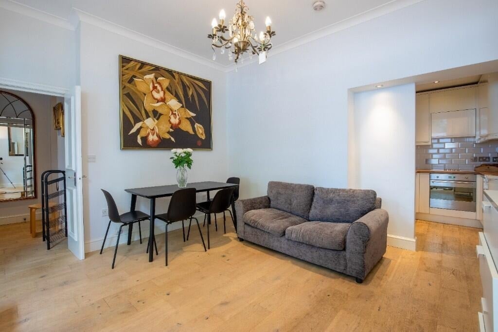 Flat Courtfield Road in Greater London