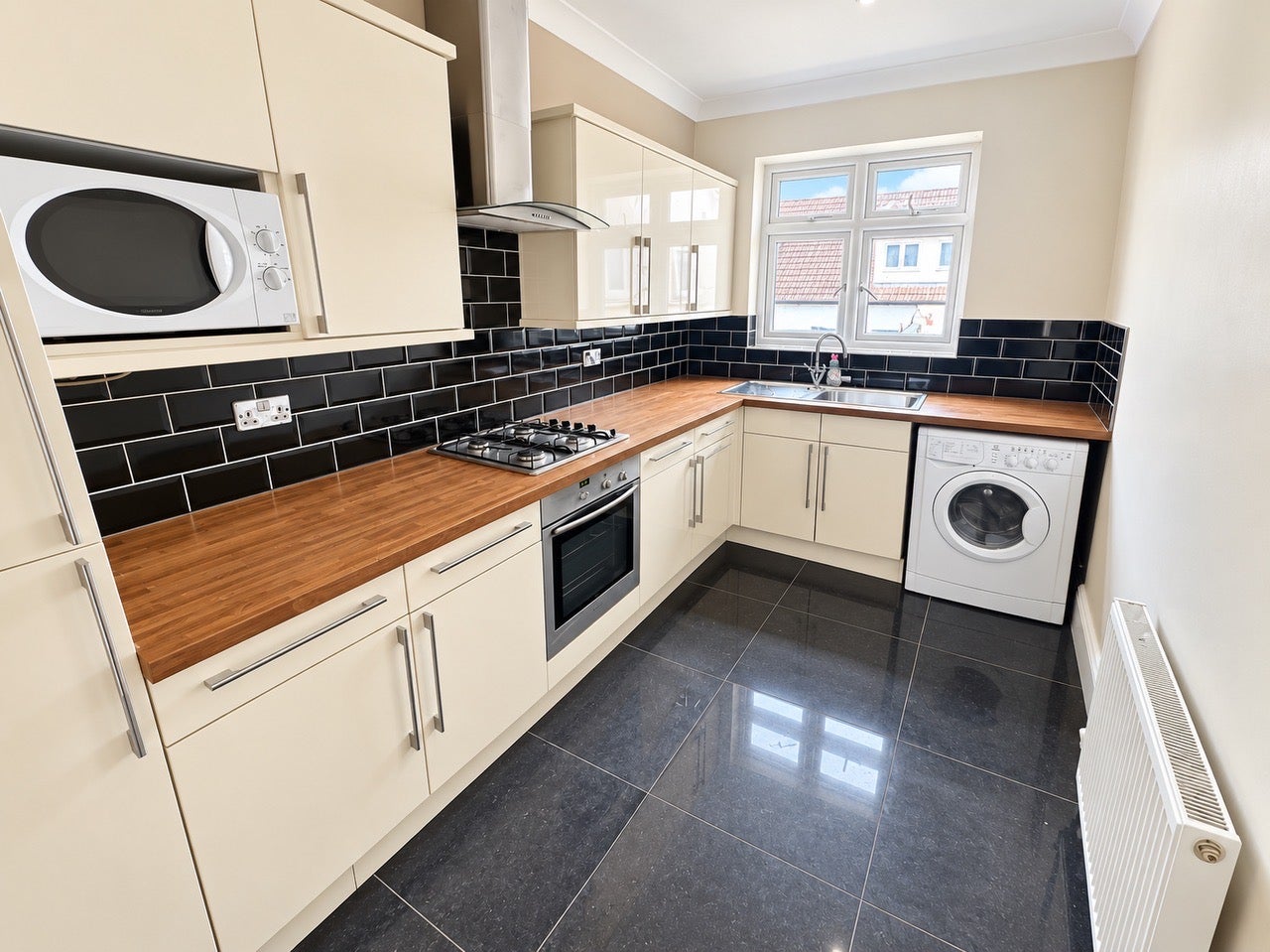 Flat Hornchurch Road in Greater London