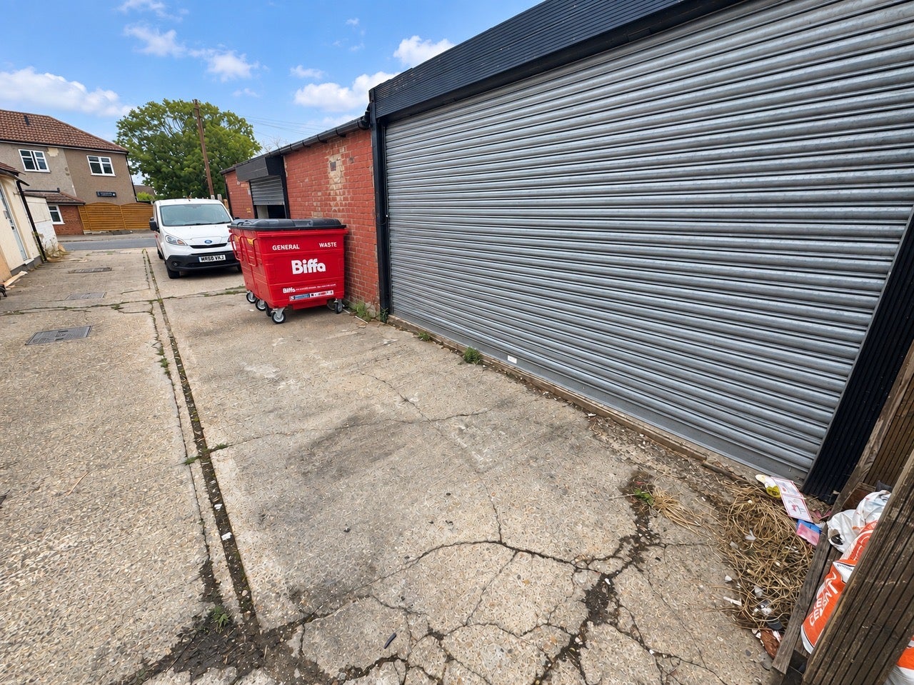 Flat Hornchurch Road in Greater London