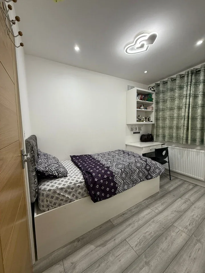 Room Murtwell Drive in Epping Forest