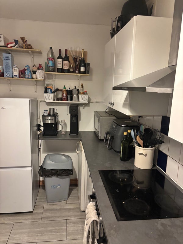 Room Field Road in Greater London
