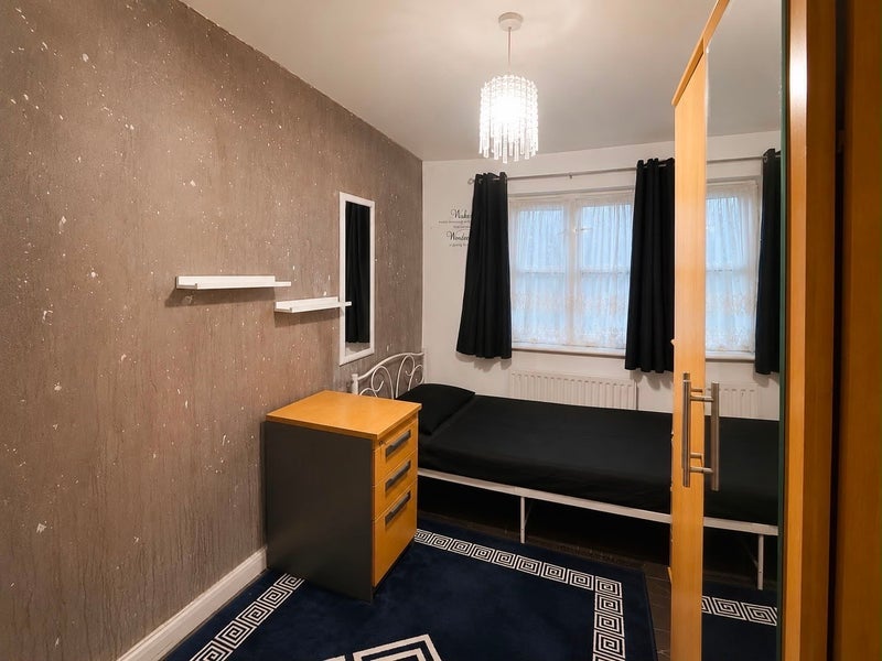 Room Exeter Road in Greater London