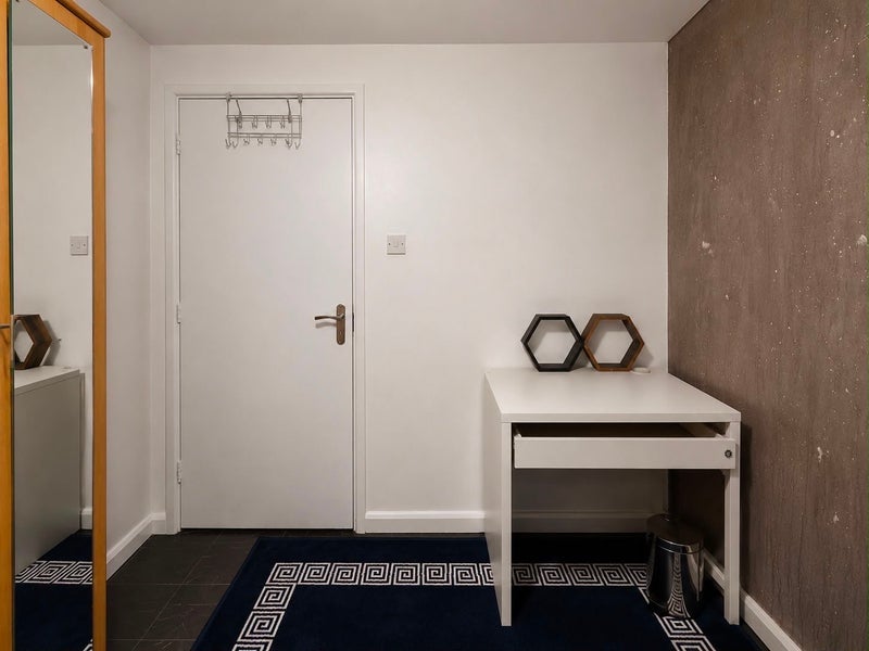 Room Exeter Road in Greater London
