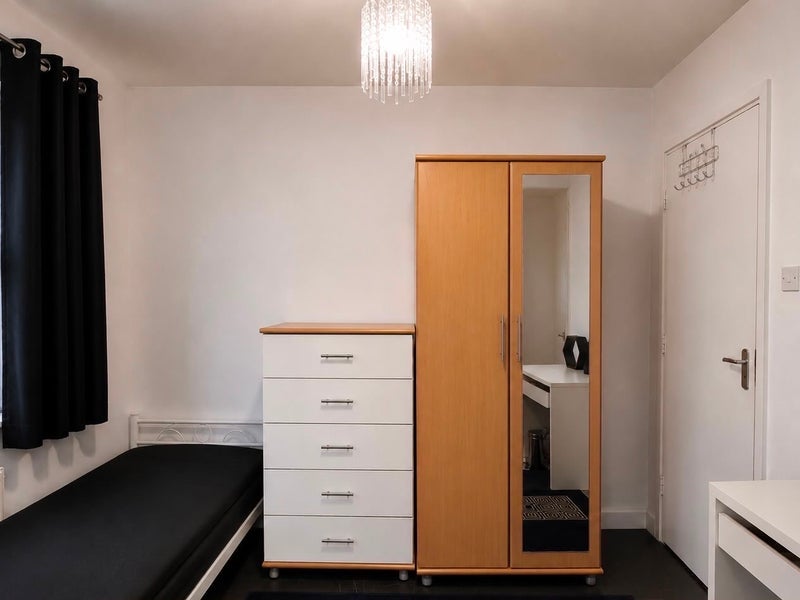 Room Exeter Road in Greater London
