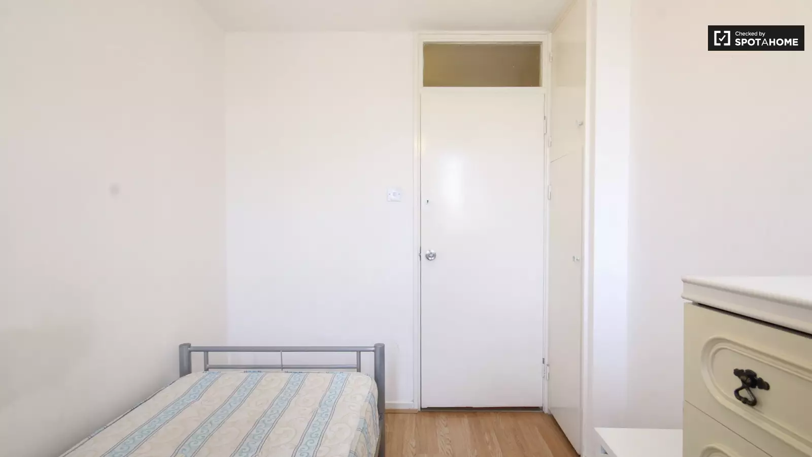 Flat Cornwood Drive in Greater London