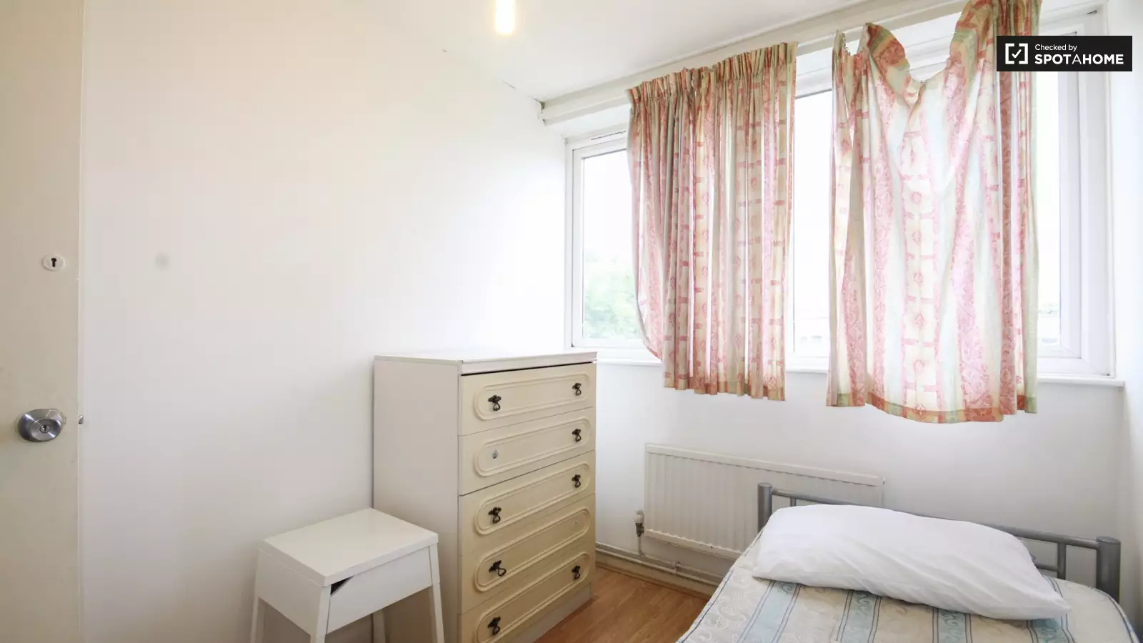 Flat Cornwood Drive in Greater London