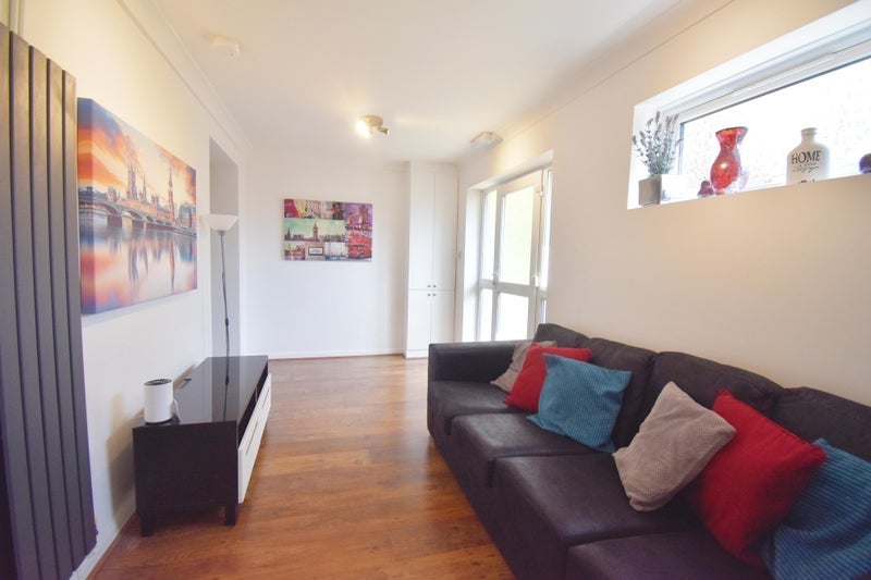 Room Farningham Road in Caterham