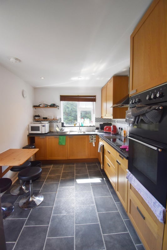 Room Farningham Road in Caterham