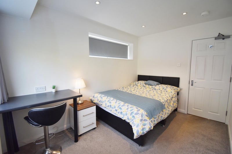 Room Farningham Road in Caterham