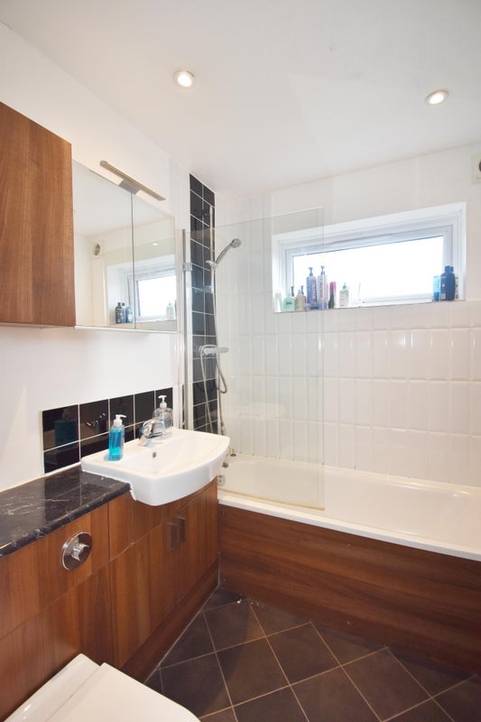 Room Farningham Road in Caterham