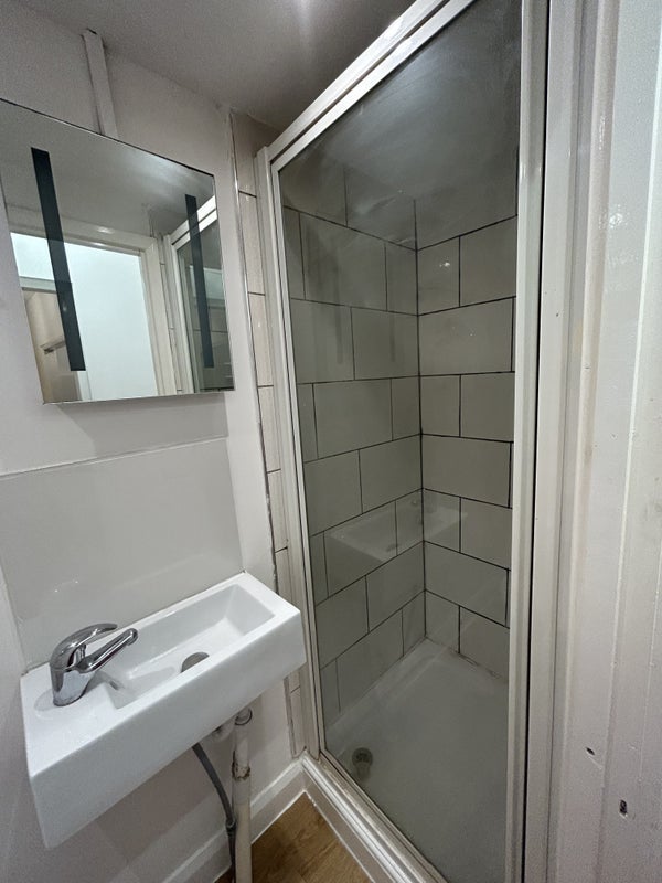 Flat Garratt Lane in Greater London