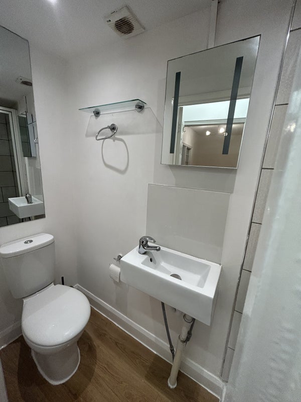 Flat Garratt Lane in Greater London