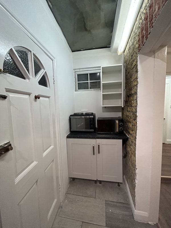 Flat Garratt Lane in Greater London