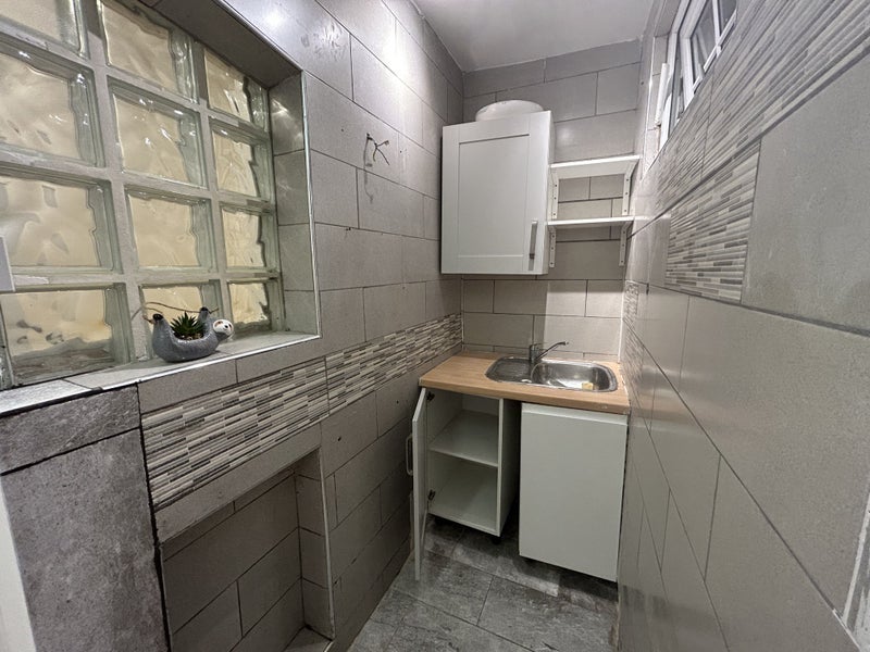 Flat Garratt Lane in Greater London