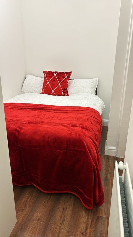 Flat Garratt Lane in Greater London