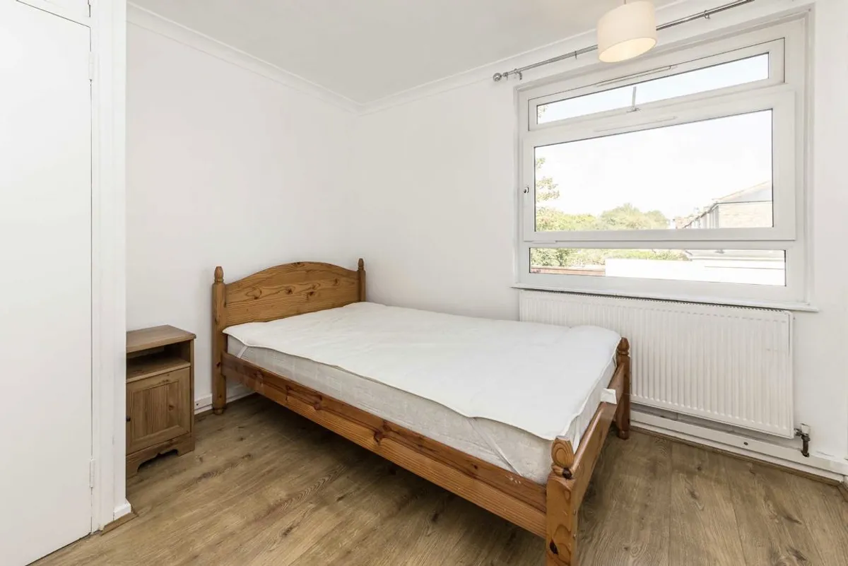Flat Pathfield Road in Greater London