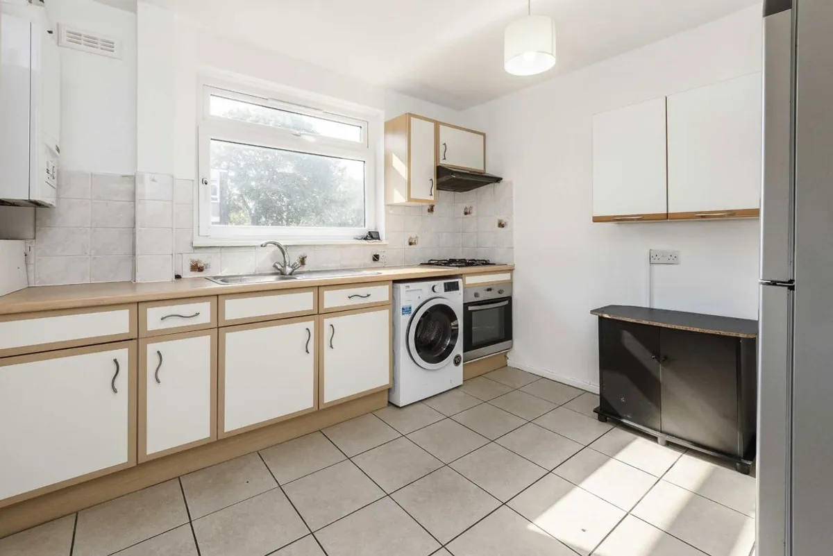 Flat Pathfield Road in Greater London