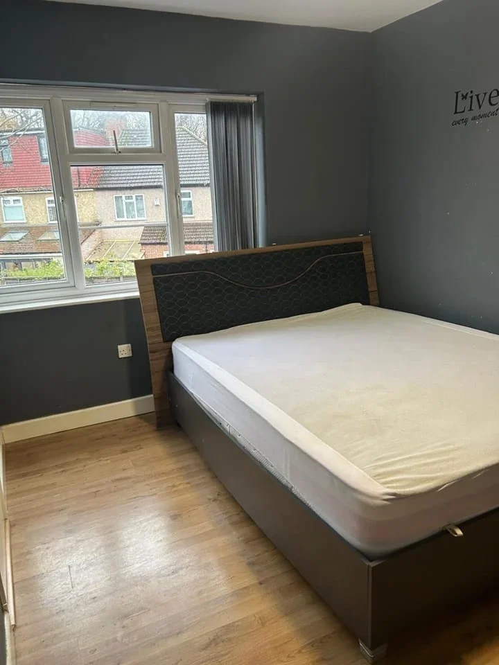 Flat Whitton Dene in Greater London